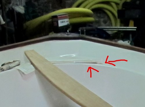 capot.jpg (68.58 Kio) Vu 11552 fois capot qui baille sur un coté donc ne ferme pas bien.